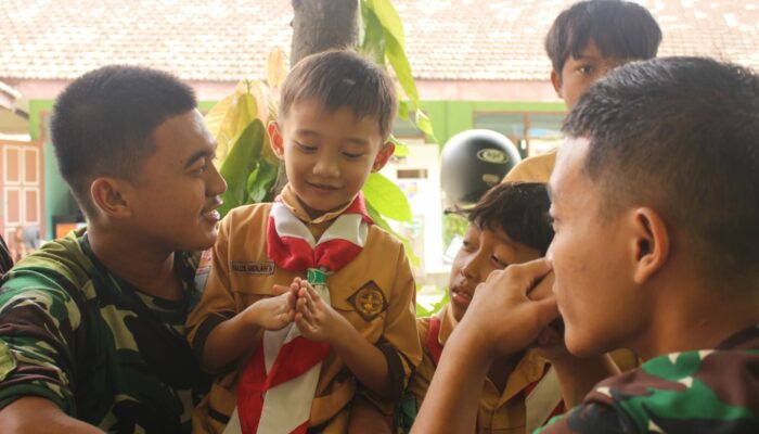 Satgas TMMD Kodim 0809/Kediri Bersama Siswa MI Berkumpul di Desa Gadungan Kecamatan Puncu
