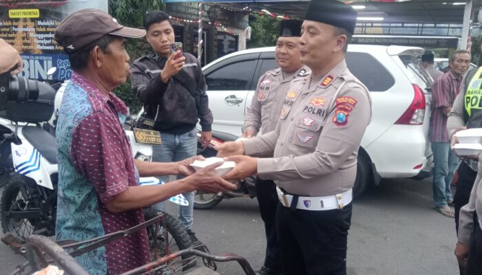 Semarak Bulan Penuh Berkah, Satlantas KP3 Berbagi Takjil, Bertajub Tertip Berlalulintas