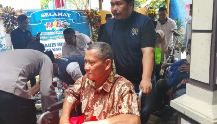 Moment HPN Ke 80  PWI Berkolaborasi Bersama  Polres Nganjuk Berbagi Kebahagian Santuni Penyandang Tuna Daksa