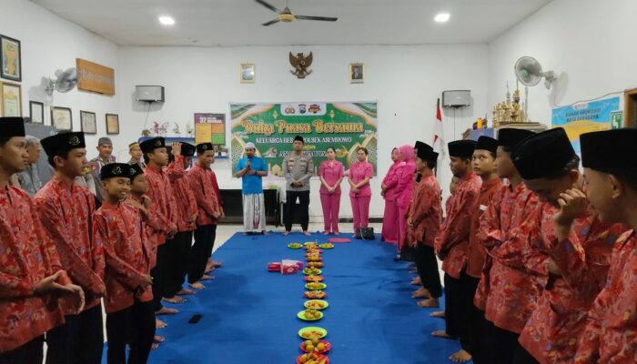 Ramadan Penuh Berkah di Surabaya: Polsek Asemrowo Pererat Silaturahmi Lewat Takjil dan Santunan Anak Yatim