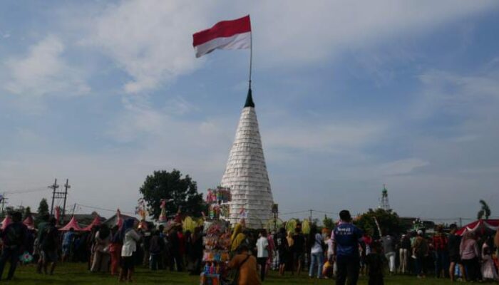 Tumpeng Tempe Raksasa Sedengan Mijen Menembus Langit Syukur Sidoarjo