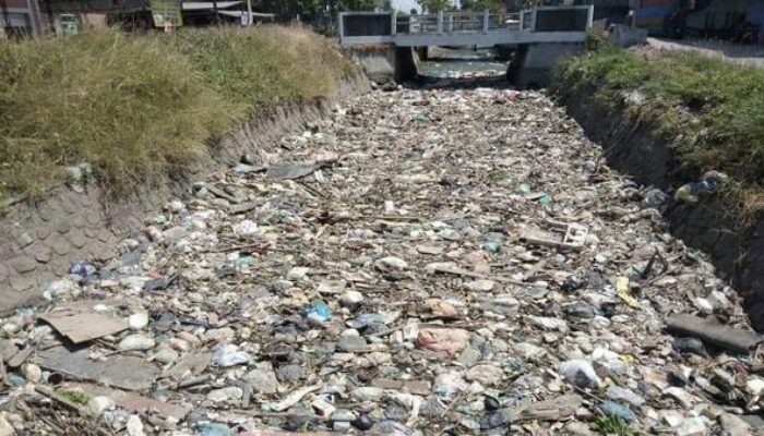 Jumlah Sampah Sungai Capai 2.015 Ton Sepanjang 2025, DLHK Sidoarjo Gandeng Komunitas Lingkungan