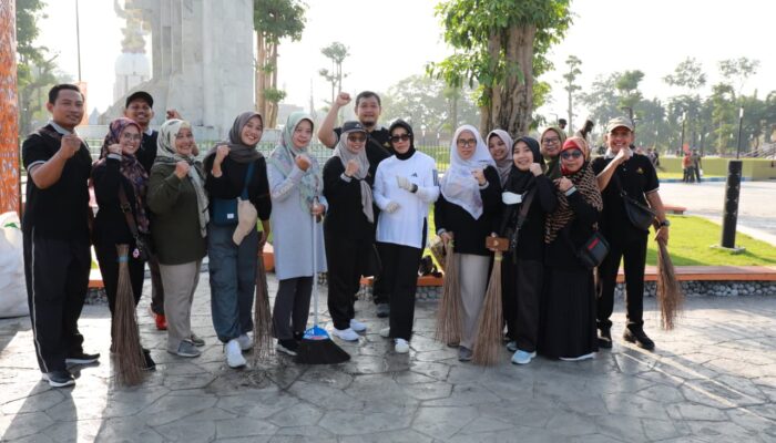 ASN Sidoarjo ramai-ramai Kerja Bakti Bersihkan Alun-Alun