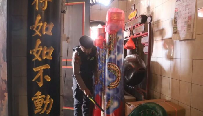 Polres Pelabuhan Tanjung Perak Sterilisasi Klenteng Jelang Perayaan Imlek