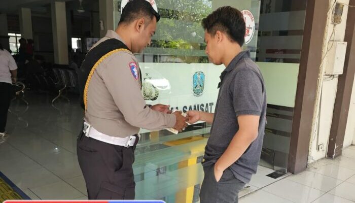 Satu Sapaan Berjuta Kesadaran, Polantas Menyapa di Samsat Utara”