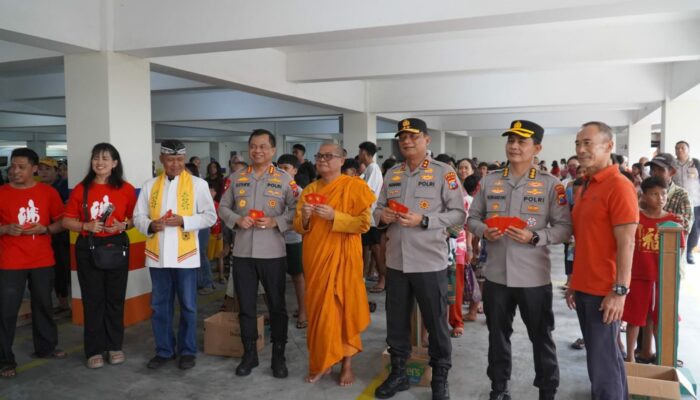 Kapolrestabes Surabaya Dampingi Kapolda Jatim Tinjau Perayaan Imlek Di Vihara, Pastikan Aman Dan Kondusif