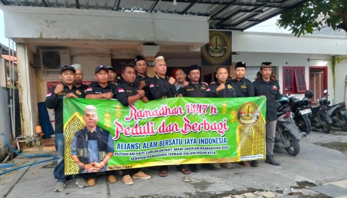 Sapa Pengguna Jalan, DPP ABJI “Warnai” Alun-Alun Lamongan dengan Aksi Senyum Ramadhan