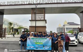 “Aksi Sosial di Depan Gedung Rakyat: AWPI Bojonegoro Turun ke Jalan Bagikan Ratusan Takjil”