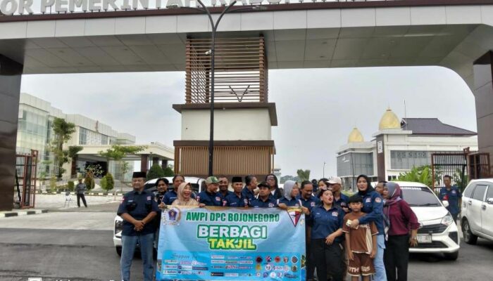 “Aksi Sosial di Depan Gedung Rakyat: AWPI Bojonegoro Turun ke Jalan Bagikan Ratusan Takjil”