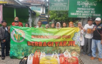 Media Online Nuswantoro Pos Berbagi 600 Takjil di Jalan Raya Kenjeran 113 Surabaya