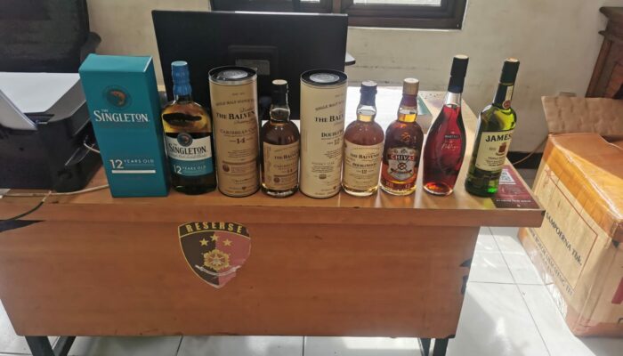 Polrestabes Surabaya Amankan Ratusan Liter Miras Ilegal di Lakarsantri