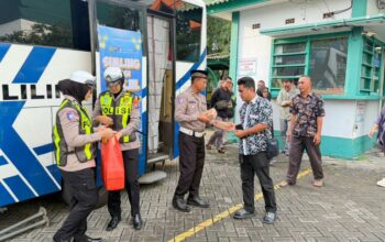 Sambil Menunggu Berbuka, Warga Gresik Antusias Urus SIM Di Masjid Agung