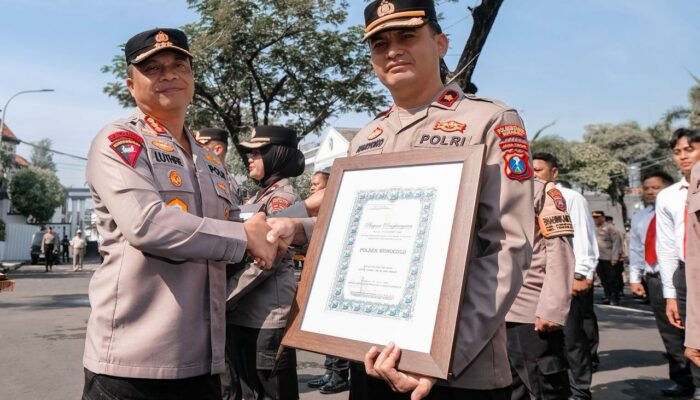 Kapolrestabes Surabaya Beri Penghargaan Anggota Dan Warga Berprestasi
