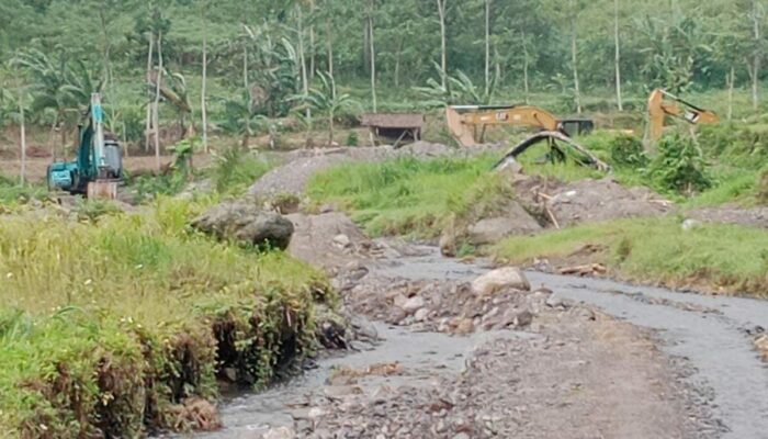 Warga Menur Blitar Keluhkan Tambang Pasir Ilegal – Diduga Sedot Solar Subsidi dan Rusak Jalan
