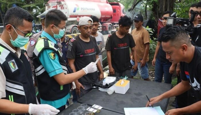 Menjelang Mudik Lebaran Polres Tanjungperak Test Urine Supir Truk Dan Angkutan Umum