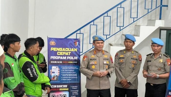 Bidpropam Polda Kalteng Bagikan Takjil Sekaligus Sosialisasikan Barcode Pengaduan Cepat Propam Polri