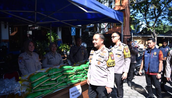 Polres Gresik Gelar Pasar Murah Gerakan Pangan Murah Polri, Beras dan Minyakita Diserbu Warga