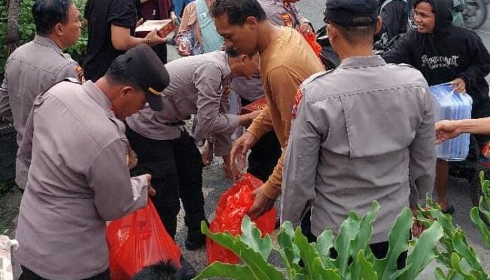 Polsek Gedangan Bagikan Takjil ke Masyarakat dan Pengendara