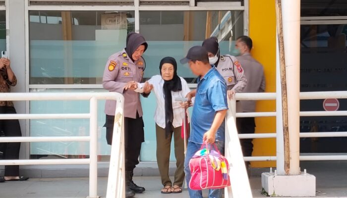 Layanan Humanis Polwan Polresta Sidoarjo Bantu Lansia di Terminal Purabaya Saat Arus Mudik