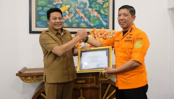 Pemkab Sidoarjo Terima Penghargaan Atas Dukungan pada Operasi SAR Bangunan Runtuh di Ponpes Al-Khoziny Kab.Sidoarjo