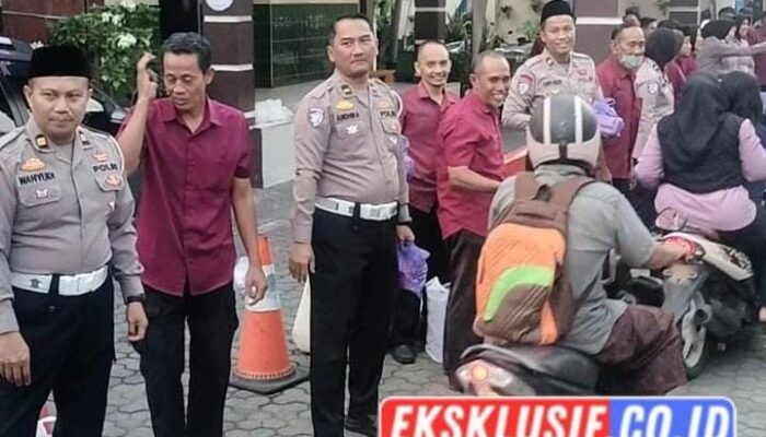 Merajut Keberkahan Ramadan, Samsat Surabaya Utara Berbagi Takjil dan Hadir Lebih Dekat dengan Masyarakat