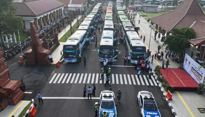 Bupati Subandi Berangkatkan Ribuan Pemudik di Pendopo Kabupaten