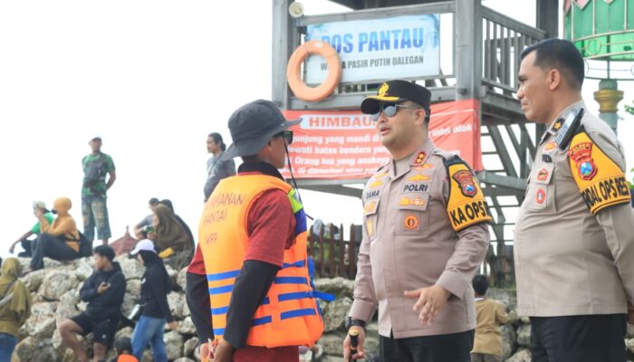 Kapolres Gresik Tinjau Pantai Dalegan Pastikan Keamanan Wisatawan