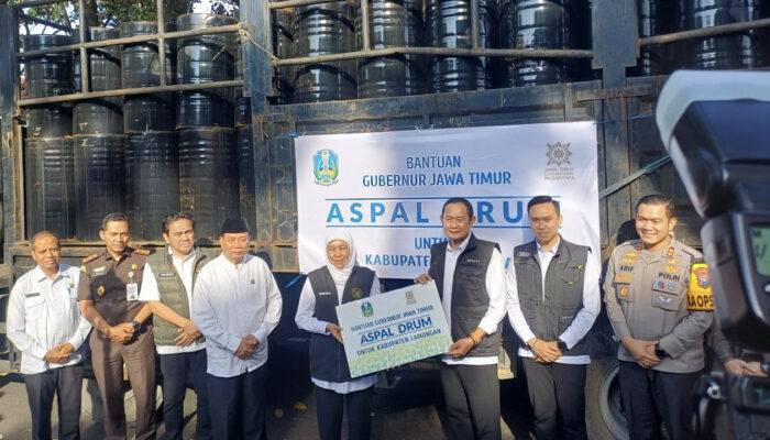 Khofifah Gubenur Jawa Timur Gelontor Rp7,2 M Bansos dan 300 Drum Aspal ke Lamongan