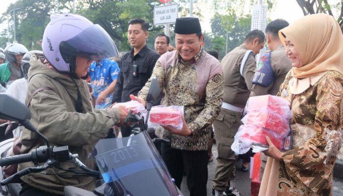 Forkopimda dan ASN Sidoarjo Bagikan 75.000 Paket Takjil