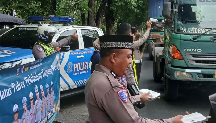 Satlantas Polres Pelabuhan Tanjung Perak Bagikan 150 Takjil di Jalan Perak Timur, Ajak Warga Tertib Lalu Lintas