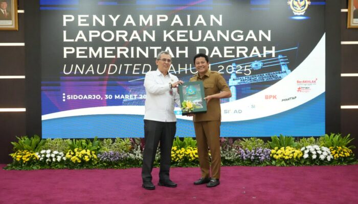 Dapat Apresiasi karena Tepat Waktu, Bupati Sidoarjo H.Subandi Serahkan LKPD Unaudited 2025 ke BPK Jatim