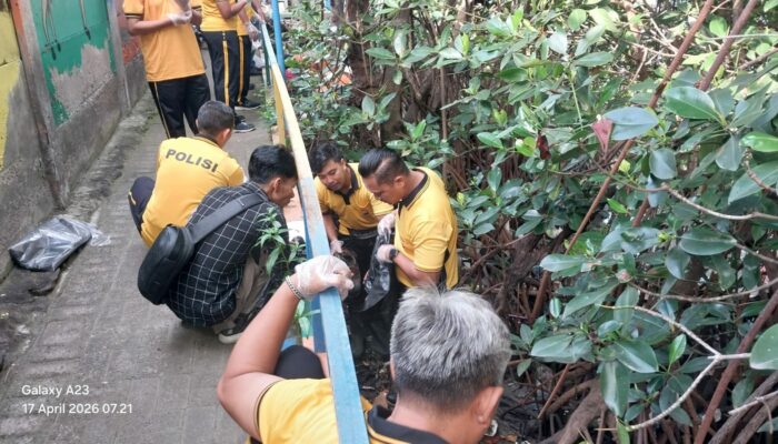 Sambut Hari Bumi 2026, Polsek Asemrowo Bersihkan Kampung Warna-Warni Tambat Labuh Shontoh Laut Surabaya