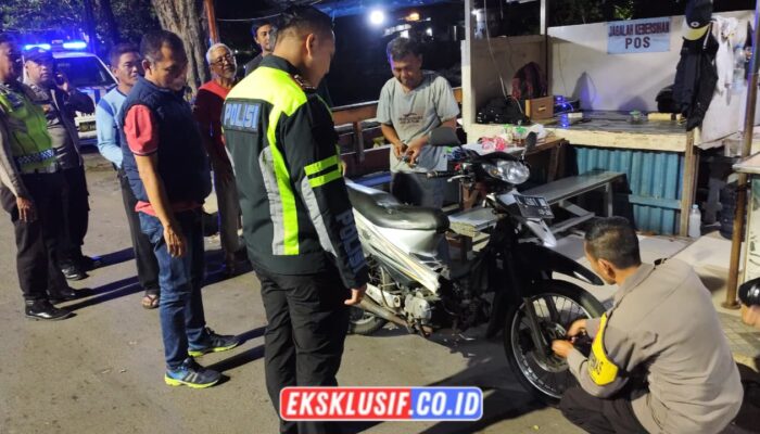 Antisipasi Curanmor, Kapolsek Asemrowo Turun Langsung Bagikan Kunci Ganda ke Warga