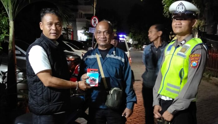 Cegah Curanmor, Polsek Semampir Bagikan Kunci Ganda Gratis untuk Warga