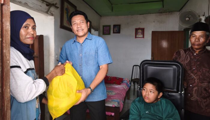 Berkunjung ke Taman, Bupati Sidoarjo Sidak RTLH dan Serahkan Bantuan Kursi Roda untuk Warga