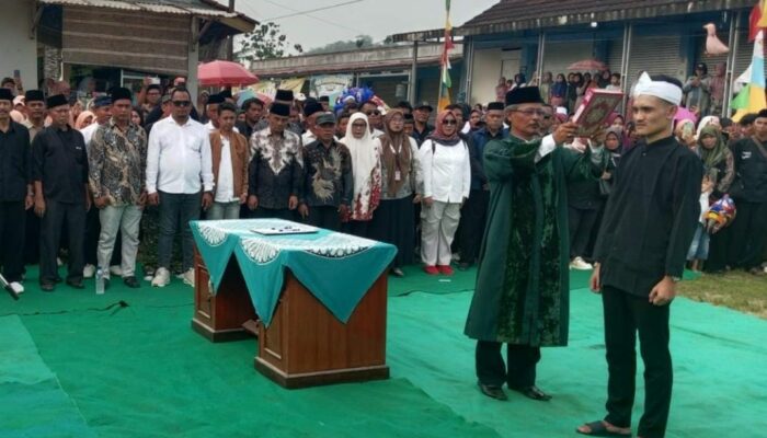 Pengambilan Sumpah Jabatan H. Farid Sebagai Kepala Desa Liunggunung Di Kampung Tegal Bihbul