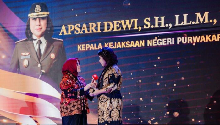 Apsari Dewi Menerima Penghargaan Bergengsi Leading Women Award 2026 CNN Indonesia