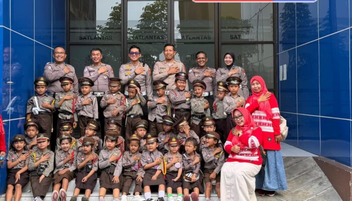 Polisi Sahabat Anak : Polresta Sidoarjo Edukasi Tertib Lalu Lintas Sejak Dini