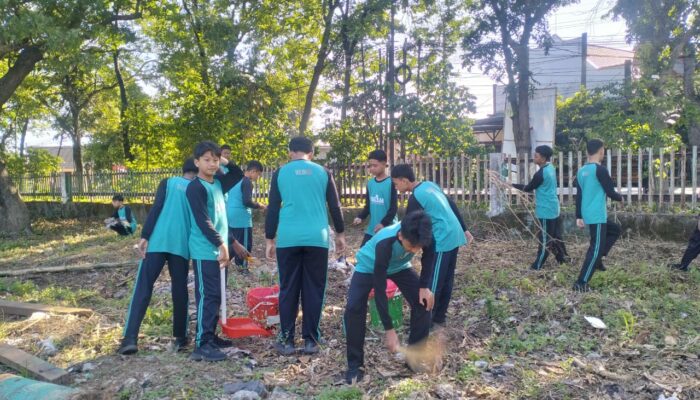 SMPN 1 Grogol Gelar Jumat Bersih Dukung Gerakan Kediri Berbudaya Asri