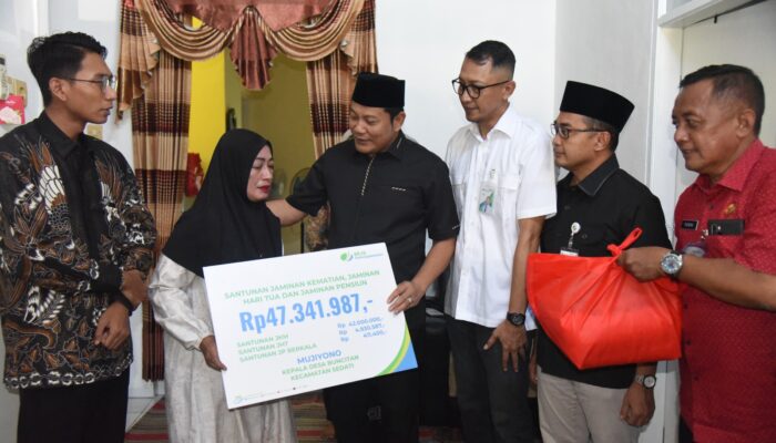 Bupati Subandi Serahkan Santunan BPJS Ketenagakerjaan kepada Keluarga Korban Kecelakaan dan Almarhum Kades Buncitan