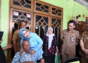 Wabup Sidoarjo Mimik Idayana Serahkan Bantuan Kursi Roda untuk Warga Lansia