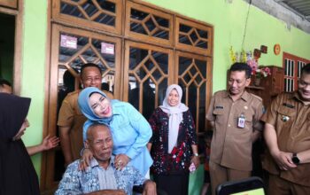 Wabup Sidoarjo Mimik Idayana Serahkan Bantuan Kursi Roda untuk Warga Lansia