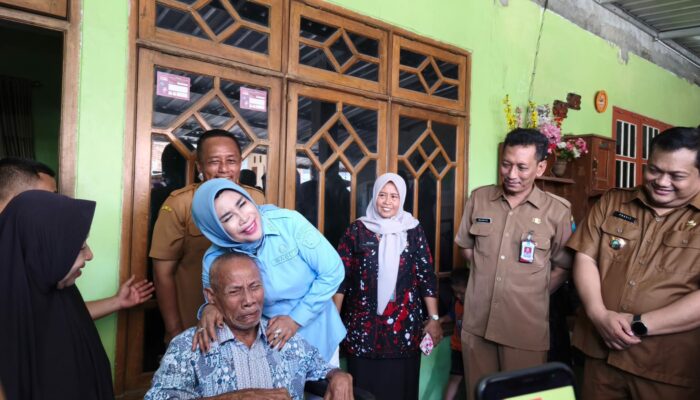 Wabup Sidoarjo Mimik Idayana Serahkan Bantuan Kursi Roda untuk Warga Lansia
