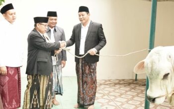 Bupati Sidoarjo Serahkan Hewan Kurban 800 Kilogram di Masjid Agung, Bantuan Presiden Dialihkan ke Jabon