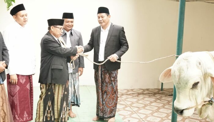 Bupati Sidoarjo Serahkan Hewan Kurban 800 Kilogram di Masjid Agung, Bantuan Presiden Dialihkan ke Jabon