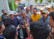 Belasan Warga Damarsi Dampingi Mantan Kades Musholin Jalani Pemeriksaan di Kejari Sidoarjo