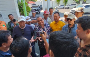 Belasan Warga Damarsi Dampingi Mantan Kades Musholin Jalani Pemeriksaan di Kejari Sidoarjo