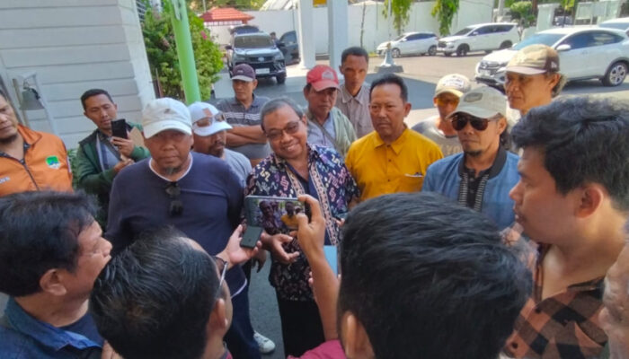 Belasan Warga Damarsi Dampingi Mantan Kades Musholin Jalani Pemeriksaan di Kejari Sidoarjo