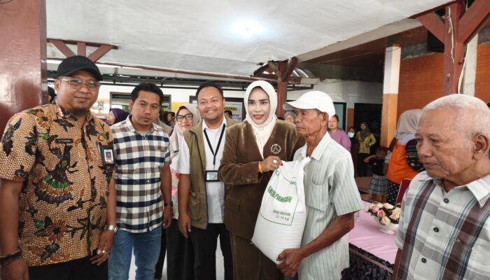 Wabup Mimik Idayana dan Ketua TP PKK Sidoarjo Salurkan Bantuan Pangan di Tanggulangin dan Prambon
