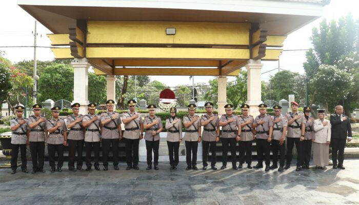 Teladani Semangat Juang Pahlawan, Polres Pelabuhan Tanjung Perak Gelar Ziarah di TMP WR Supratman
